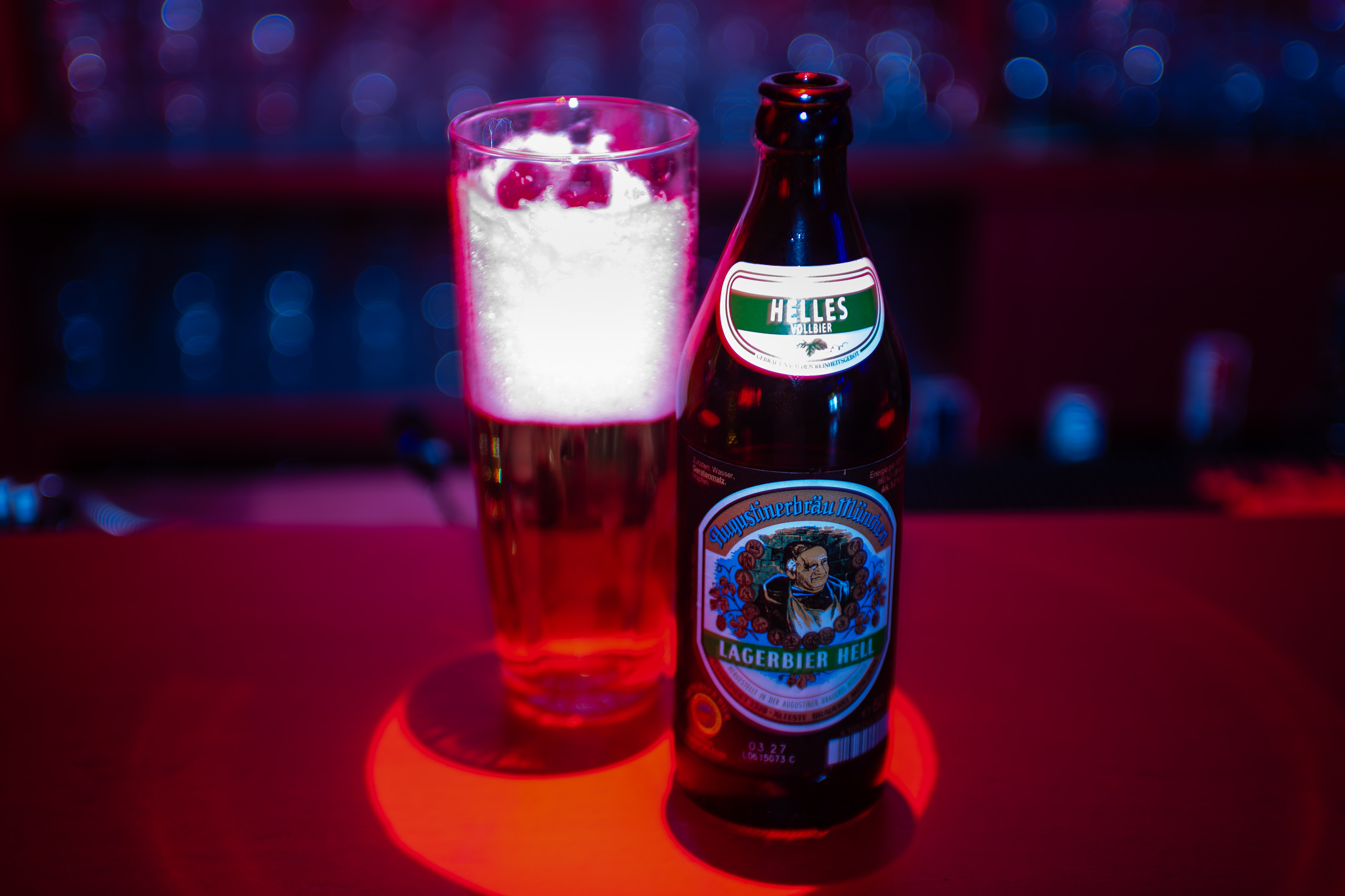 Birra Augustiner con bicchiere al Black Horse Pub di Cermenate