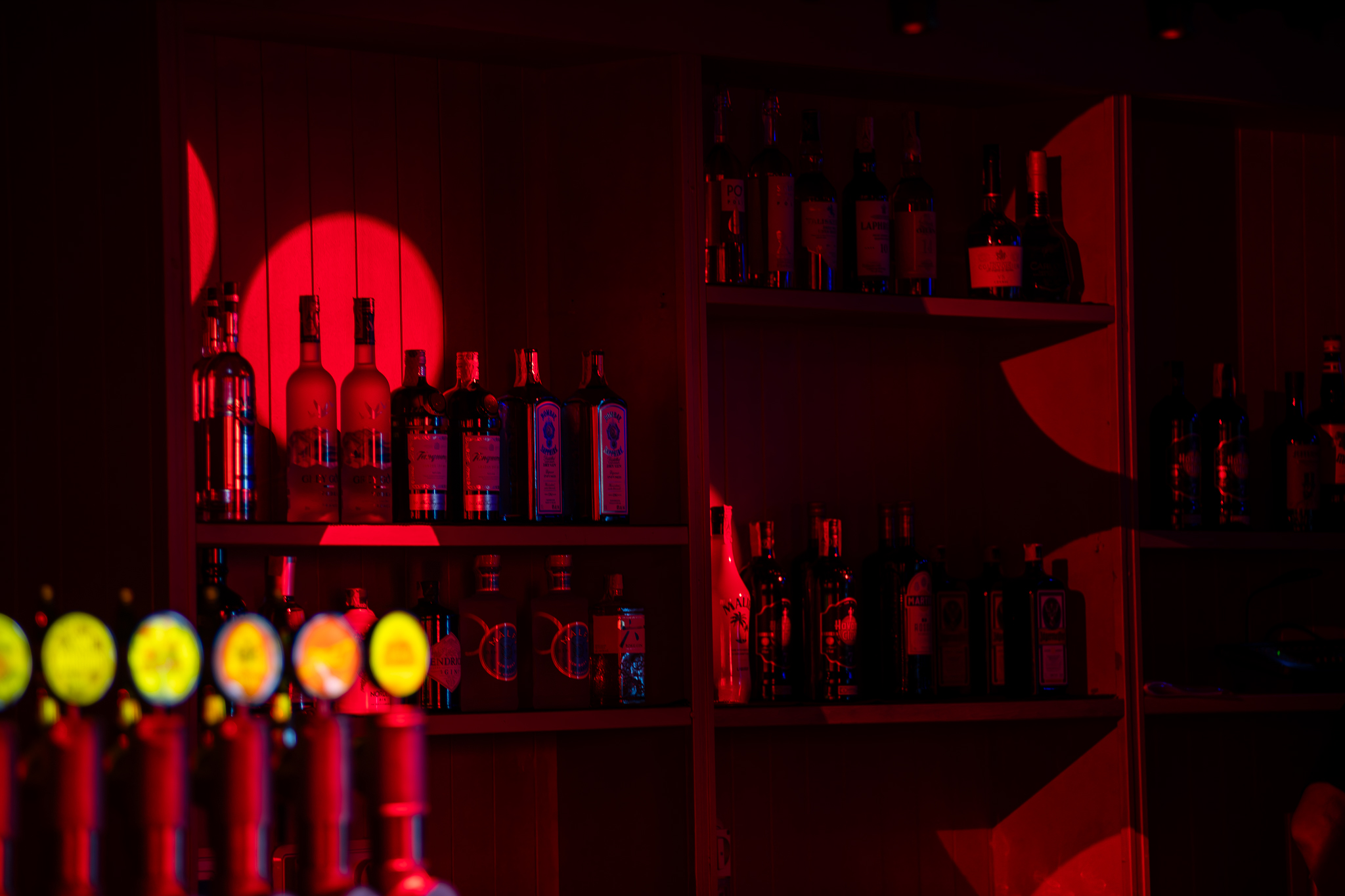 La bottigliera e le spine del Black Horse Pub di Cermenate
