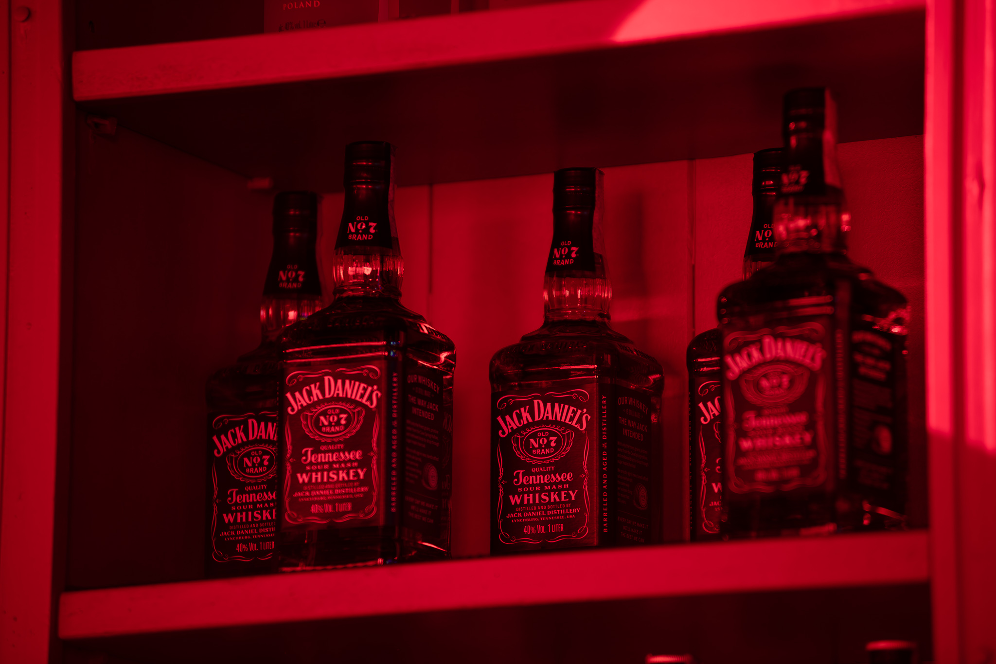 Bottiglie di whiskey Jack Daniels al Black Horse Pub di Cermenate