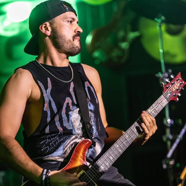 Chitarrista sul palco durante un live show al Black Horse Pub di Cermenate